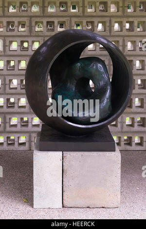 Sphère de forme intérieure, par Barbara Hepworth, 1963, Kroller-Muller Museum, le Parc national Hoge Veluwe, Otterlo, Pays-Bas, Europe Banque D'Images