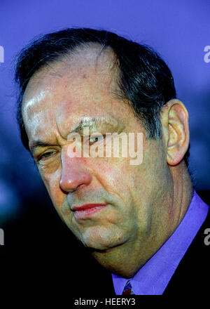 Washington, DC. USA, 1997 Bill Bradley ancien sénateur démocrate du New Jersey parle avec les journalistes Crédit : Mark Reinstein Banque D'Images