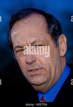 Washington, DC. USA, 1997 Bill Bradley ancien sénateur démocrate du New Jersey parle avec les journalistes Crédit : Mark Reinstein Banque D'Images