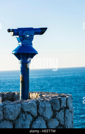 Télescope panoramique bleu sur une tourelle en pierre avec la mer en fond sonore en espagne Banque D'Images