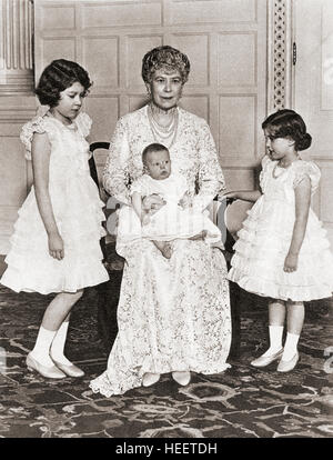 Mary de Teck avec ses petits-enfants en 1936, la princesse Elizabeth, à gauche, la princesse Margaret Rose, à droite et sur ses genoux, le prince Edward. Marie de Teck, 1867 – 1953. Reine consort du Royaume-Uni et des dominions britanniques et impératrice de l'Inde comme épouse du roi-empereur George V. la princesse Elizabeth, future Elizabeth II, 1926 - 2022. Reine du Royaume-Uni, du Canada, de l'Australie et de la Nouvelle-Zélande. Princesse Margaret, Margaret Rose, 1930 – 2002, appelée princesse Margaret Rose. Fille plus jeune du roi George VI et de la reine Elizabeth. Prince Edward, duc de Kent, né en 1935. Banque D'Images