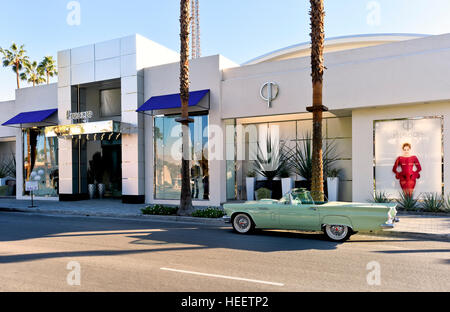 Des boutiques de prestige avec une décapotable 1960 T-Bird dans l'avant du magasin sur El Paseo Drive Banque D'Images