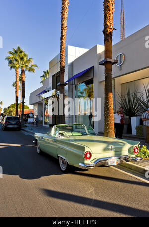 Des boutiques de prestige avec une décapotable 1960 T-Bird dans l'avant du magasin sur El Paseo Drive Banque D'Images