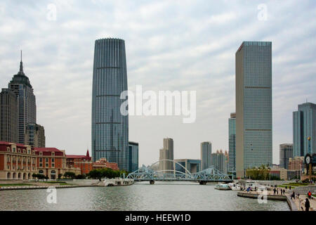 Shanghai World Financial Center et pont Jiefang par Haihe River, Tianjin, Chine Banque D'Images