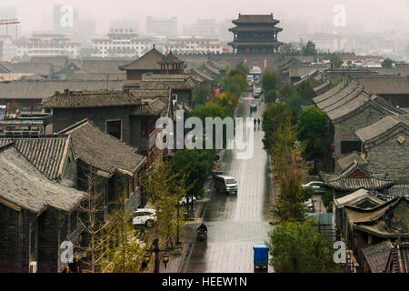 Guangyuelou ancienne tour et maisons traditionnelles, Linyi, Shandong Province, China Banque D'Images