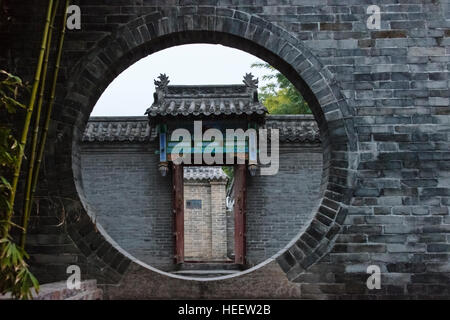 Moon gate de Shanshan Assembly Hall, Linyi, Shandong Province, China Banque D'Images