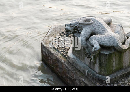 Statue d'un animal légendaire, Ba Xia, sous pont Gongchen sur Grand Canal, Hangzhou, Province de Zhejiang, Chine Banque D'Images