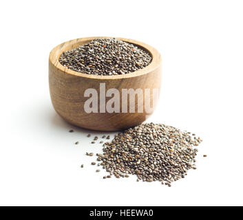 Les graines de Chia dans bol en bois isolé sur fond blanc. Superfood sain. Banque D'Images