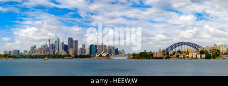 Belle vue sur la ville de Sydney dans une journée ensoleillée avec des nuages blancs et ciel bleu. Banque D'Images