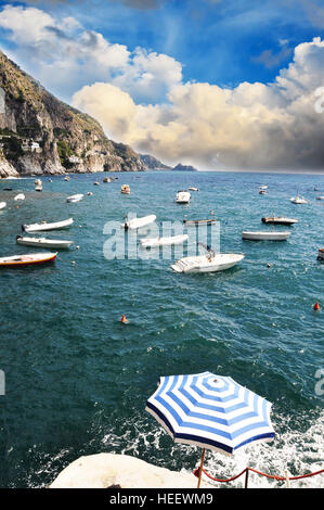 Les petits navires naviguant le long de la ligne de côte à Praiano, côte amalfitaine - Italie Banque D'Images