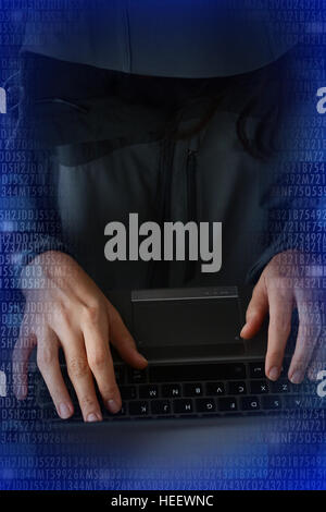 Méconnaissable hacker en avant de l'ordinateur - concept de la cybercriminalité Banque D'Images