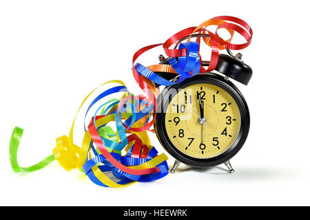 Retro Party ribbons sur New Year's Eve réveil isolated on white Banque D'Images