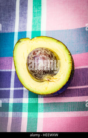 Arrière-plan de l'avocat à l'avocat biologique sur la vieille table en bois, vue du dessus Banque D'Images