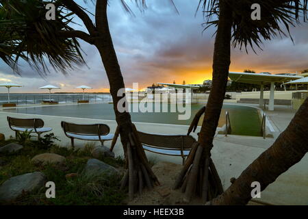 Un orage d'été sur Kings Beach Piscine d'eau salée en bord de mer à Kings Beach, Caloundra, sur la Sunshine Coast du Queensland. Banque D'Images