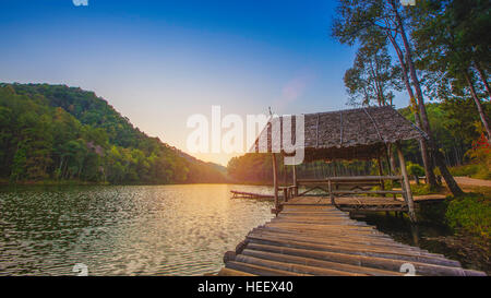 En radeau de bambou dans le lac / Pang- Oung Thaïlande national park, Mae Hong Son, Thaïlande Banque D'Images