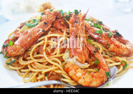 Fruits de mer méditerranée - Pâtes aux crevettes à une taverne grecque Banque D'Images