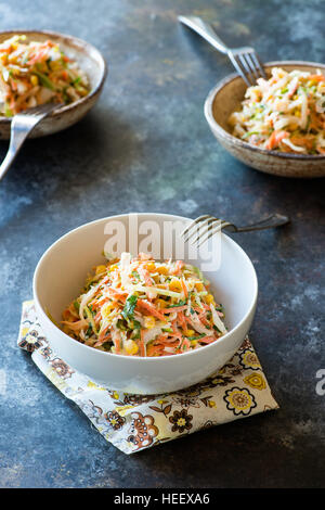 Chou frais, salade de chou et de carottes de maïs dans un bol, la mayonnaise. Banque D'Images