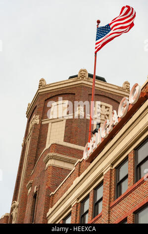 Détail d'une des tours du Navy Pier avec un drapeau américain à Chicago, Illinois. Banque D'Images
