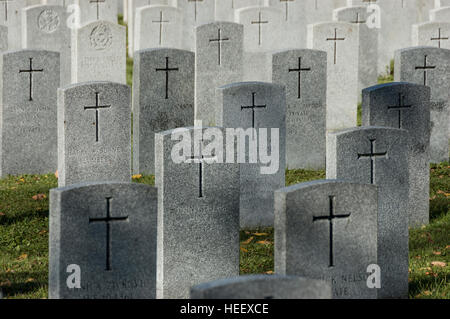 Pierres tombales / pierres tombales de soldats tombés à la Woodland Cemetery à London, en Ontario, ON, Canada. Banque D'Images