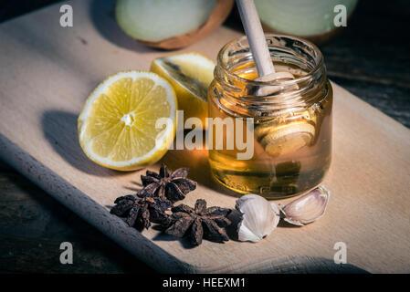 Médicaments naturels contre la fumée et le froid. Le miel, le citron, le thé chaud, l'oignon et l'ail. Concept de santé. Banque D'Images