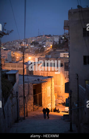 Scène de rue de nuit à Amman, Jordanie près de l'ancien amphithéâtre romain. Banque D'Images