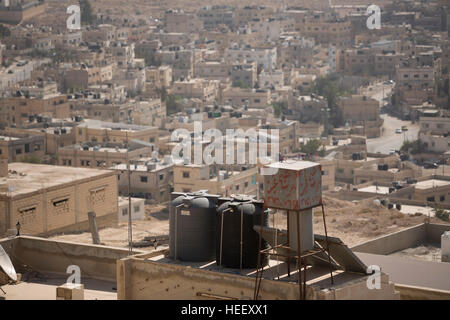 Les réservoirs de stockage de l'eau s'asseoir sur un toit à Aqaba, Jordanie. Banque D'Images