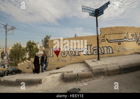 Scène de ville tentaculaire de Zarqa, en Jordanie avec un 'I love Jordan' murale. Banque D'Images