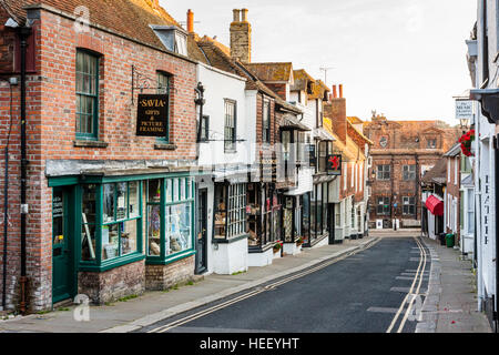 L'Angleterre, le seigle. Vue vers le bas Lion Street en direction de High street, 18e siècle exposée de maisons à deux étages, la plupart des magasins. Rue déserte, au petit matin. Banque D'Images