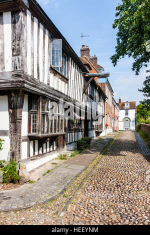 Historique de la vieille ville anglaise de seigle. Place de l'église, St Anthony's, cadre en bois médiévale tardive riche marchand Tudor house et cobblestone road. Banque D'Images