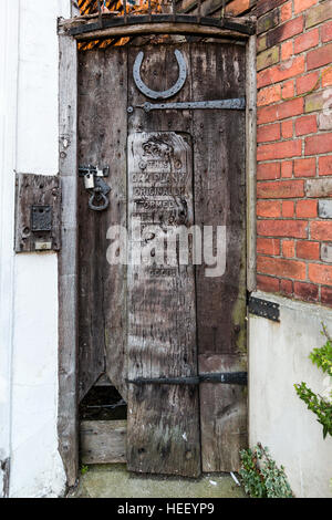 Centre historique de la vieille ville anglaise de seigle. Vieux Chêne avec porte qui faisait partie de l'original 15e siècle porte de prison avec inscription sur sculpté. Banque D'Images