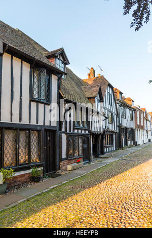 English Historique ville de Rye. Route pavée, avec cadre en bois noir Tudor médiéval et maisons de plâtre vers 16ème siècle. Tôt le matin, le soleil. Banque D'Images