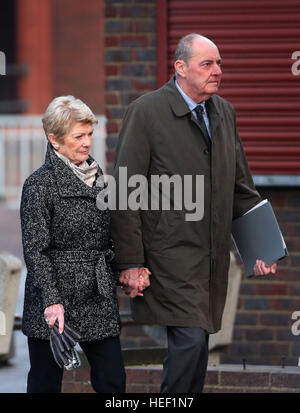 Pauline et Michael Cranch, parents de stuntman Matthieu Cranch, arriver à Maidstone Crown Court pour la condamnation de Scott Mai de Scott May's Daredevil Stunt Show après la mort de leur fils au cours d'un show en 2011. Banque D'Images