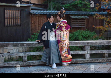 Couple en costumes traditionnels dans l'ancienne zone de Shimbashi Gion, Kyoto, Japon Banque D'Images