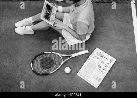 Asian Woman Reading Book Compétences Tennis Concept Banque D'Images