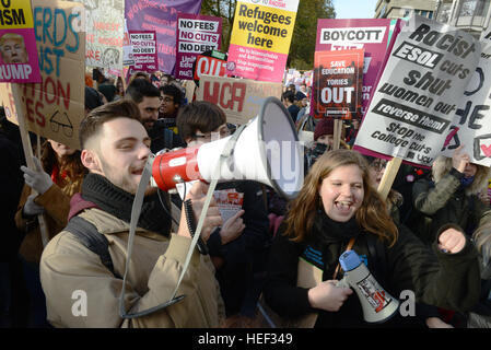 Des milliers d'étudiants à rejoindre l'Union Nationale de l'étudiant manifestation à Londres contre les frais de scolarité et les coupures à l'éducation avec les élèves : où : London, Royaume-Uni Quand : 19 Nov 2016 Banque D'Images