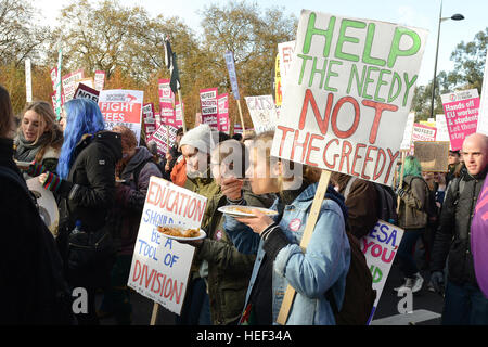 Des milliers d'étudiants à rejoindre l'Union Nationale de l'étudiant manifestation à Londres contre les frais de scolarité et les coupures à l'éducation avec les élèves : où : London, Royaume-Uni Quand : 19 Nov 2016 Banque D'Images