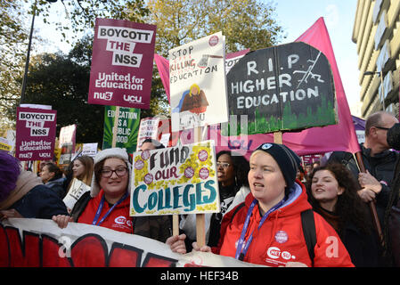 Des milliers d'étudiants à rejoindre l'Union Nationale de l'étudiant manifestation à Londres contre les frais de scolarité et les coupures à l'éducation avec les élèves : où : London, Royaume-Uni Quand : 19 Nov 2016 Banque D'Images