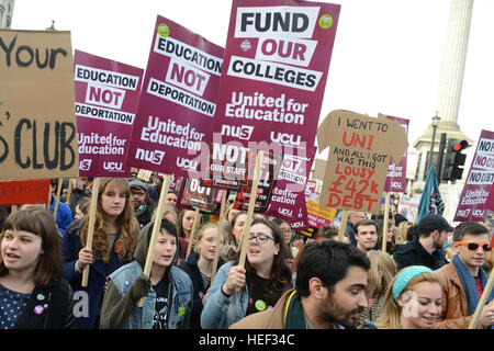 Des milliers d'étudiants à rejoindre l'Union Nationale de l'étudiant manifestation à Londres contre les frais de scolarité et les coupures à l'éducation avec les élèves : où : London, Royaume-Uni Quand : 19 Nov 2016 Banque D'Images