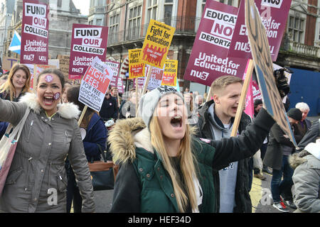 Des milliers d'étudiants à rejoindre l'Union Nationale de l'étudiant manifestation à Londres contre les frais de scolarité et les coupures à l'éducation avec les élèves : où : London, Royaume-Uni Quand : 19 Nov 2016 Banque D'Images