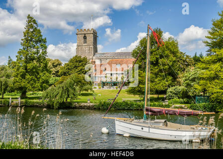 Bateau à voile sur la rivière Frome près de Wareham avec la dame de l'église St.Mary en arrière-plan, Dorset, Angleterre du Sud-Est. Banque D'Images