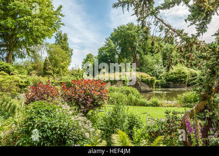 Mill Garden juste en dessous de la Caesars Tower du château de Warwick à Warwick, Warwickshire, Angleterre Banque D'Images