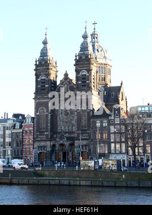 Basilique de Saint Nicolas 19e (Basiliek van de Heilige Nicolaas), Amsterdam, Pays-Bas au Prins Hendrikkade Banque D'Images