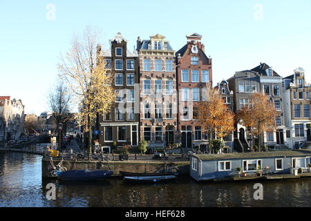 Les vieilles maisons le long du canal Herengracht, à l'angle avec Brouwersgracht, Amsterdam, Pays-Bas, l'hiver 2016/17 Banque D'Images