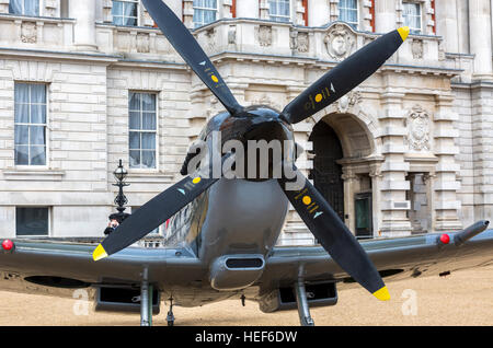 La DEUXIÈME GUERRE MONDIALE un Supermarine Spitfire stationné à la parade des Horse Guards in Central London, UK. Banque D'Images