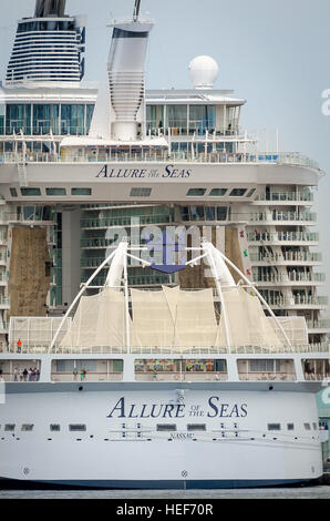 Fort Lauderdale, Florida, USA - 23 septembre 2012 : de près de l'arrière de l'énorme bateau de croisière Allure of the Seas, amarré au port de Fort Laud Banque D'Images