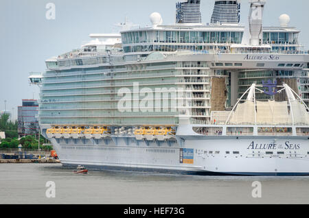 Fort Lauderdale, Florida, USA - 23 septembre 2012 : de près de l'arrière du plus grand bateau de croisière, Allure of the Seas, amarré au port de Fort L Banque D'Images