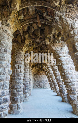 Une ligne de voûtes en pierre dans le parc Grüell conçu par Gaudi (Gaudí) à Barcelone, Espagne. Banque D'Images