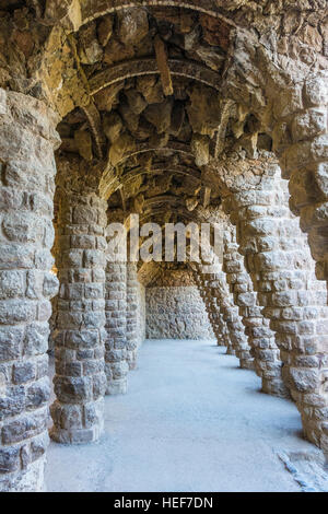 Une ligne de voûtes en pierre dans le parc Grüell conçu par Gaudi (Gaudí) à Barcelone, Espagne. Banque D'Images