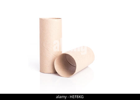 Papier tube de papier toilette isolé sur fond blanc Banque D'Images