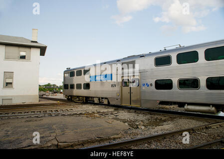 Banlieue Metra train arrive à la gare Union, Joliet, Illinois, USA. Banque D'Images